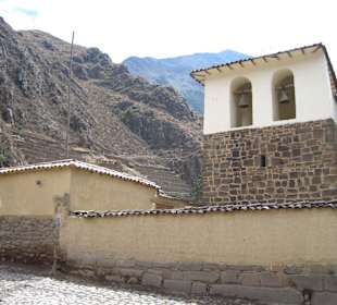 Blick über die alte Kirche hinweg auf die Ruinen