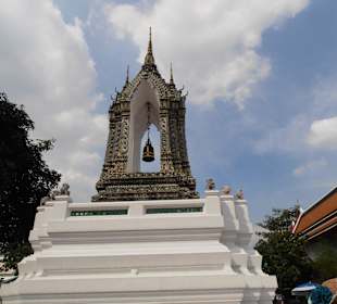 Im Wat Pho Gelände wunderschöne Glocke