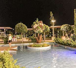 Baum als Weltkugel im Garten Istanbuls