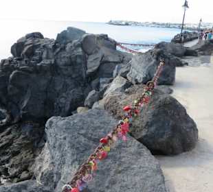 Eine Kette mit Liebesschlössern