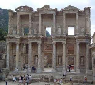 Die Celsus Bibliothek von vorne