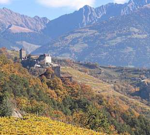 Schloss Tirol vor imposanter Bergkulisse