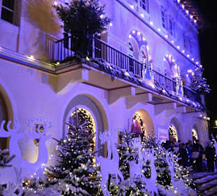 Schön beleuchtetes Haus am oberen Weihnachtsmarkt