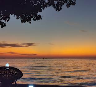 Blick von der Bar aufs Meer und Sonnenuntergang 