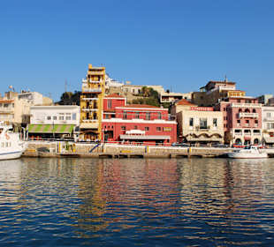 Kolorowe kamieniczki w porcie Agios Nikolaos.