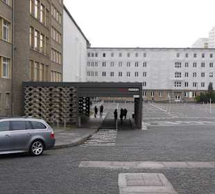 Innenhof des Stasimuseum mit Eingang