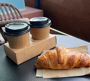 Kaffee mit Croissant 