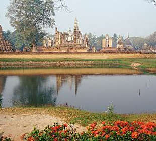 Sukhothai - hinten die Ruinen von Wat Mahathat