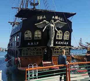 Ein ganz Neu erbautes Schiff im Hafen von Alanya