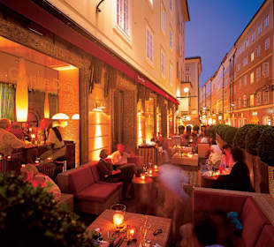 Design-Terrasse bei Nacht