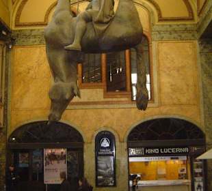 Interessante Skulptur in einer Prager Passage..