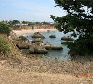 Strand mit Klippenlandschaft in Praia do Vau