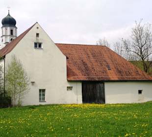 Stallung mit Kirche im Hintergrund