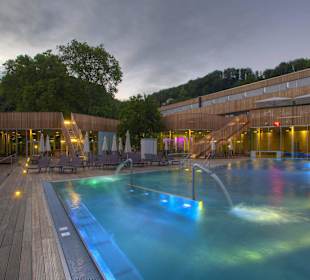 Nachtansicht des Thermen-Außenbereichs