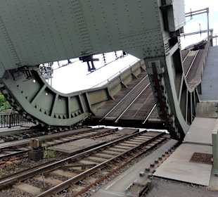 Öffnung der Rollklappbrücke