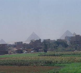 Aus dem Bus die Pyramiden