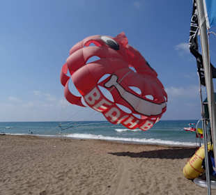 Werbung am Strand für Parasailling