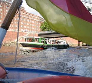 Überholvorgang in den Fleeten der Speicherstadt
