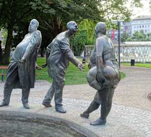 Ansichten des Brunnens "Kreislauf des Geldes"