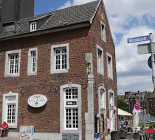 Bei diesem Haus steht der Bahkauvbrunnen