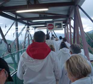 Weg zur Bergbahn in Arbeitskleidung