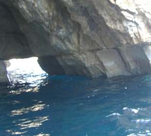 Bei Wellengang schwappt das Wasser durch das Loch