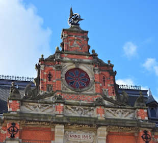 Der Giebel des Zentralgebäudes