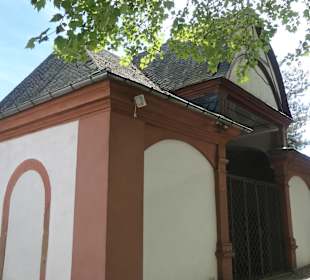 Eltville: im Kirchhof von St. Peter und Paul