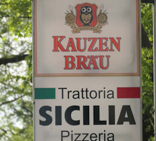 Zum Abendessen im Garten der Pizzeria Sicilia