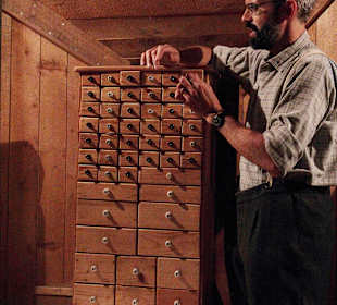 Erwin Dirnberger mit einem Krämerladen