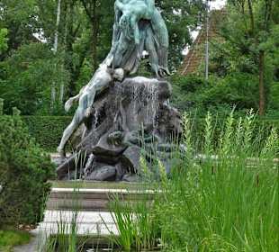 Der Sintflutbrunnen im Rosengarten