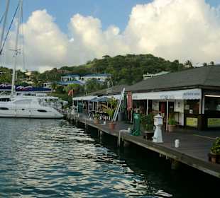 Marina mit Dinghy Dock Bar