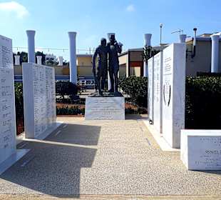 Denkmal vor dem Zentrum