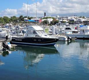 Spaziergang durch den Yachthafen von Saint-Pierre
