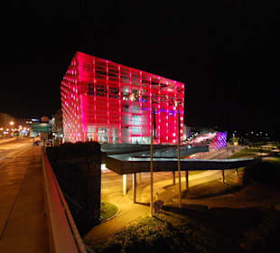 Das ARS Electronica Center bei Nacht