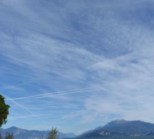 Fußweg am Strand mit Blick nach Lazise