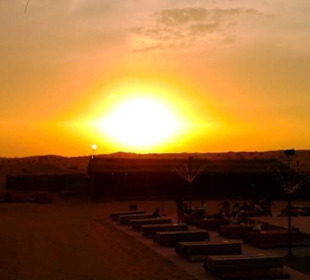 Sonnenuntergang im Wüstencamp