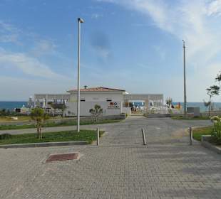 Blick auf die Strandbar und die Strandpromenade