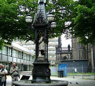 Statue vor der Nikolaikirche