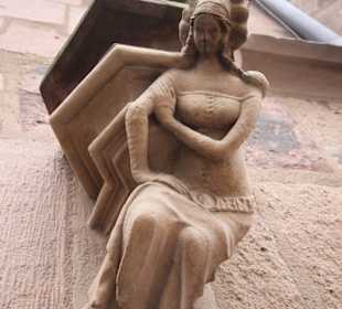 Figur an der Außenwand