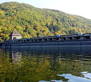 Die Staumauer von der Seeseite