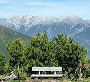Bänkli mit Blick auf die Berge