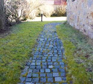 Der Weg rund um die Kirche