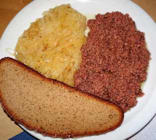 Heiße Leberwurst mit Kraut im Gasthof der Brauerei