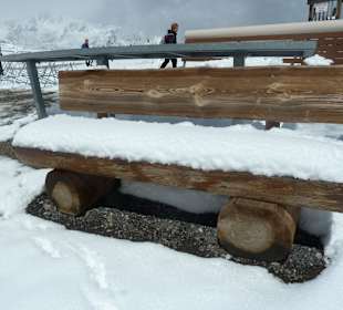 Bänkli im Schnee beim Rest. Bergdiamant