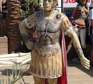 Przy restauracji stoi taki gość