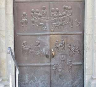 Marienkirche / Tür mit Bronzerelief