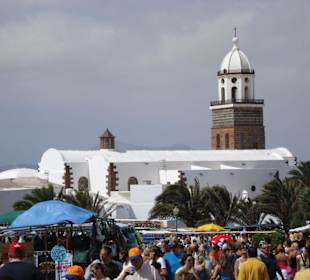 Buntes Treiben beim Wochenmarkt in Teguise
