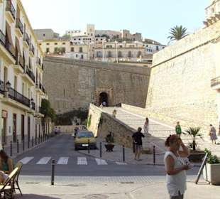 Blick auf das Haupttor zu Dalt Vila