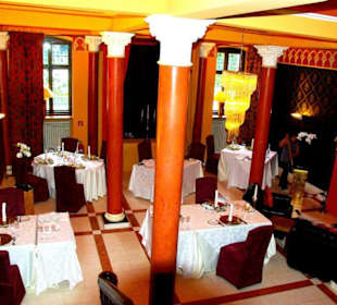 Erdgeschoss - Speisen vor dem Kamin